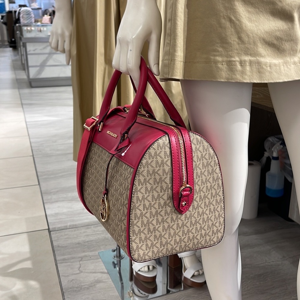 Michael Kors med Duffle Travel - Leather/Coated
Carmine Pink
MD DUFFLE
NWT - Picture 6 of 16
